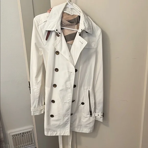 VIP【送料無料・関税込み】Burberry White Cotton Trench Coat Burberry White Trench coat sz.8 was $1200.00 Neiman Marcus
